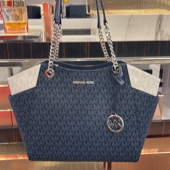 MICHAEL KORS
Jet Set Travel Lg Signature Chain Shoulder Tote Bag
Navy Multi
NWT - Picture 15 of 16